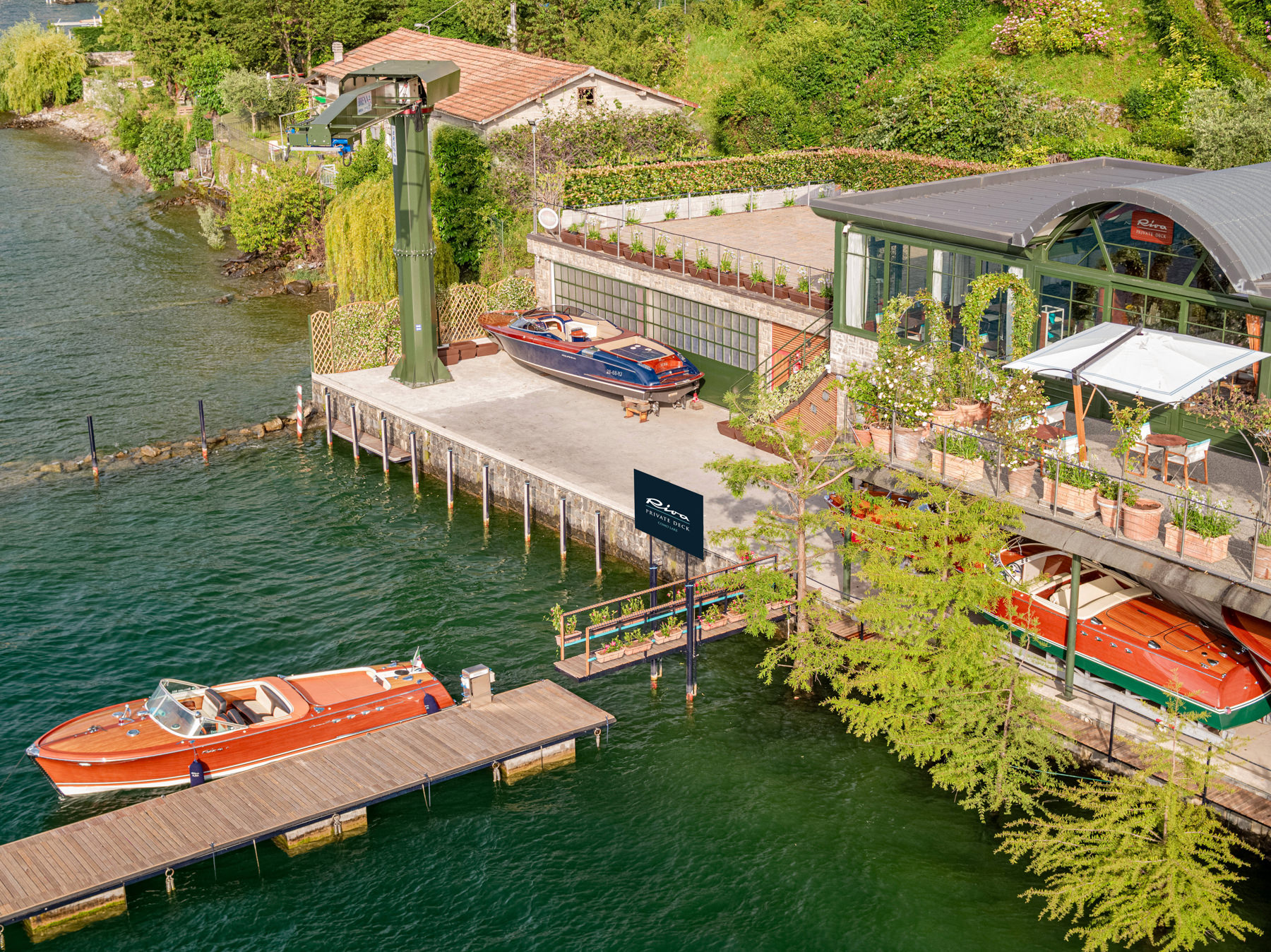 Riva deck di Lezzeno nelle rive del Lago di Como vicino a Bellagio