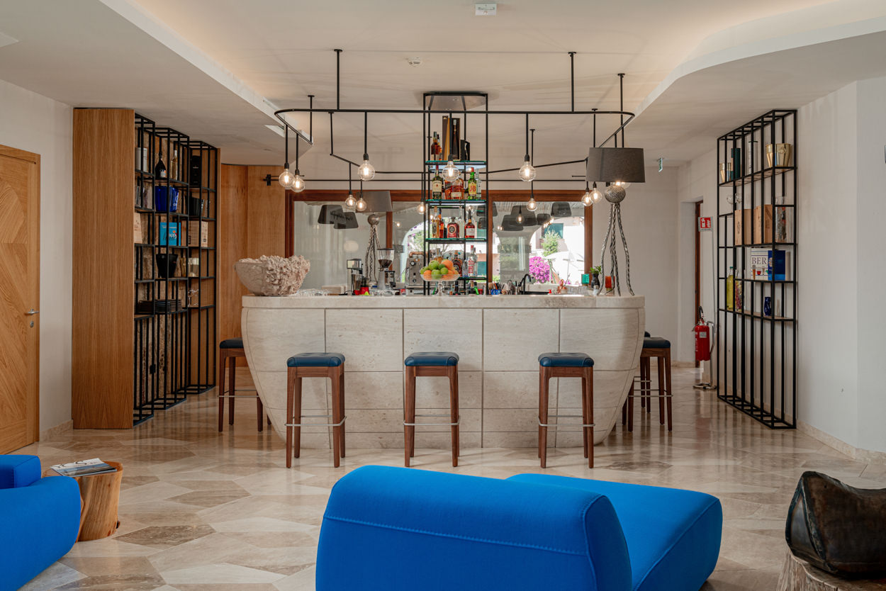 Banco bar in marmo di un hotel, fotografato da un fotografo specializzato in hotel a Orosei. Immagine che evidenzia l'eleganza e la qualità del design del bar.